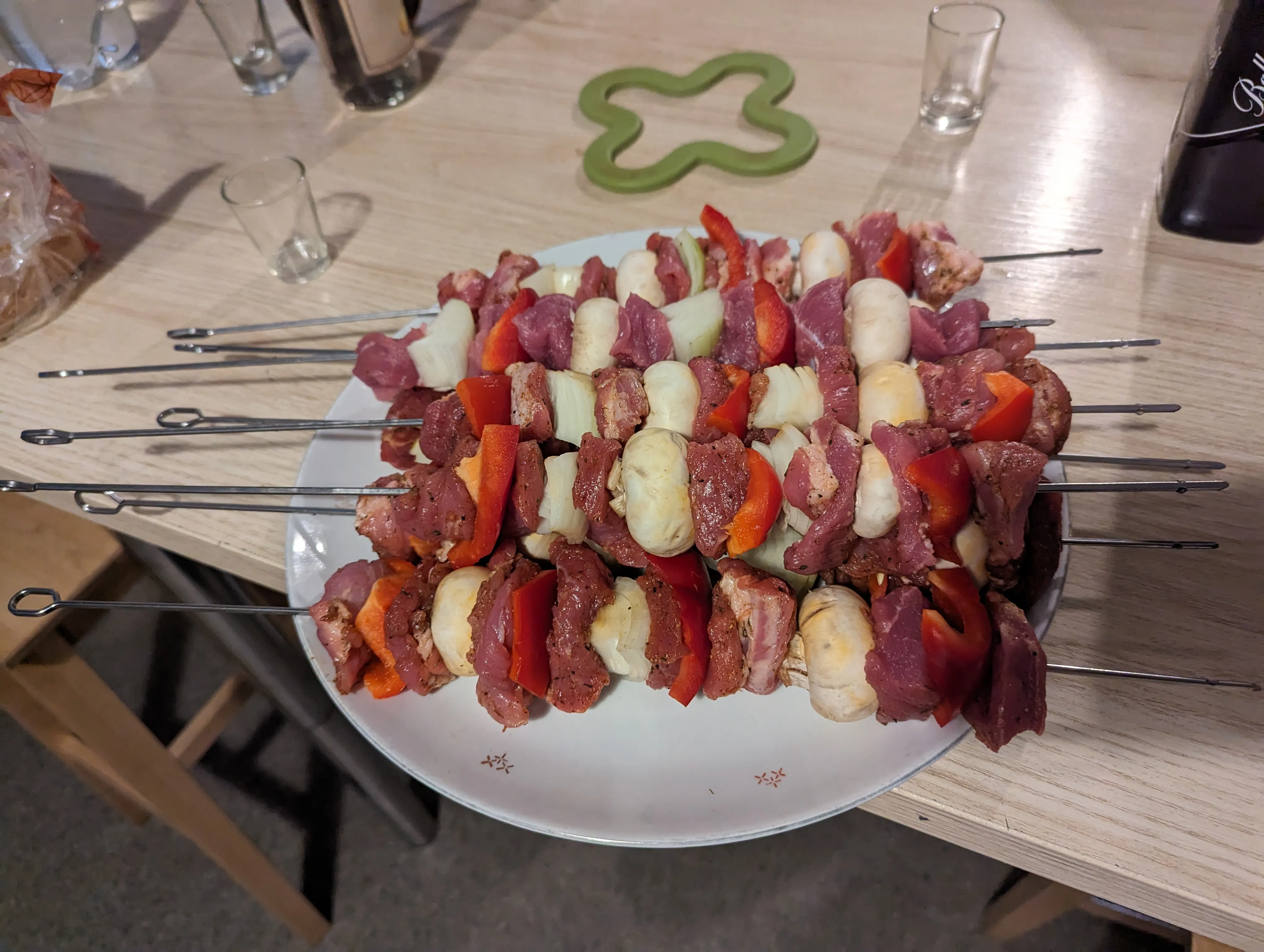 Brochettes de porc crues aux poivrons rouges et oignons, prêtes pour la BBQ Night au Popcorn Hostel.
