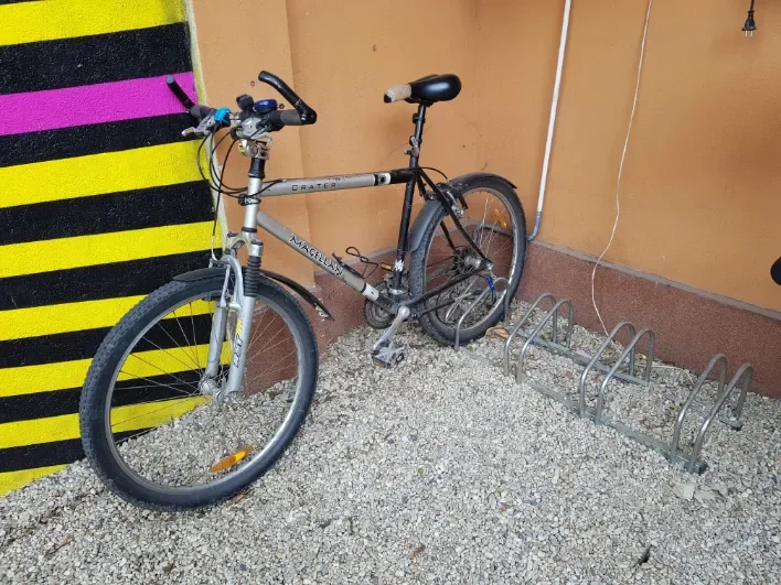 Bici parcheggiata sulla rastrelliera nel cortile privato del Popcorn Hostel, a due passi da Gara de Nord Bucarest.