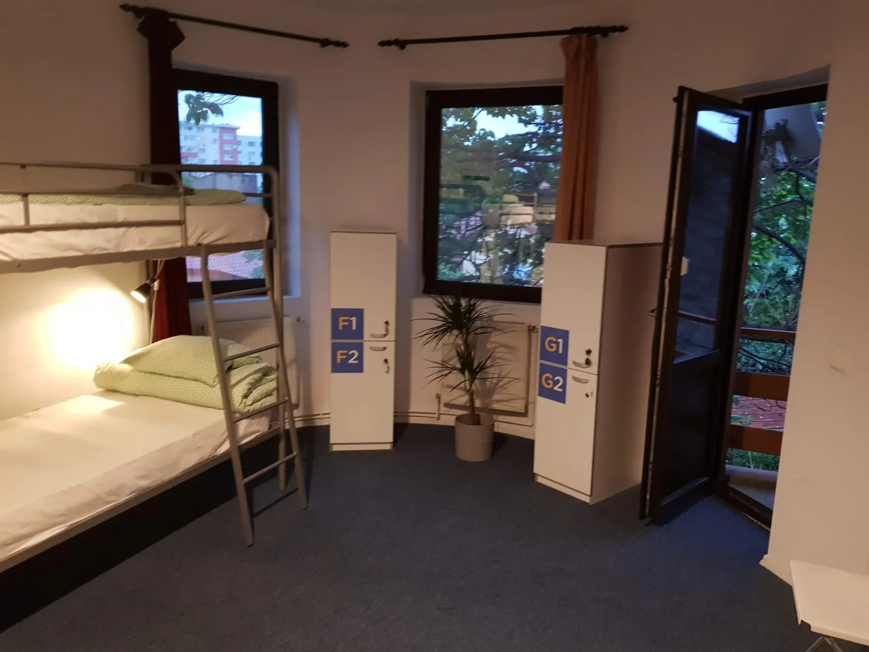 Camerata da 4 con bay window e porta-balcone al Popcorn Hostel, vicino alla Gara de Nord di Bucarest.